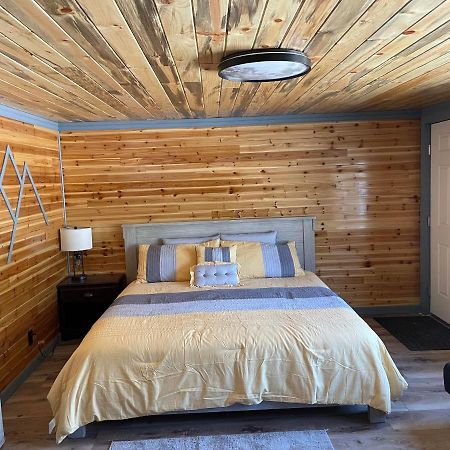 The Whispering Elms Motel Baker Экстерьер фото