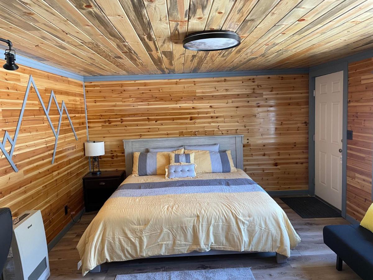 The Whispering Elms Motel Baker Экстерьер фото